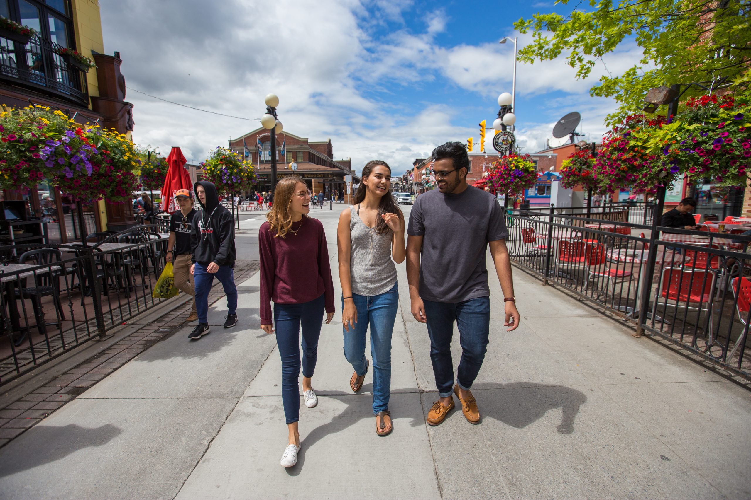 Trois étudiants au marché près de l'Université d'Ottawa